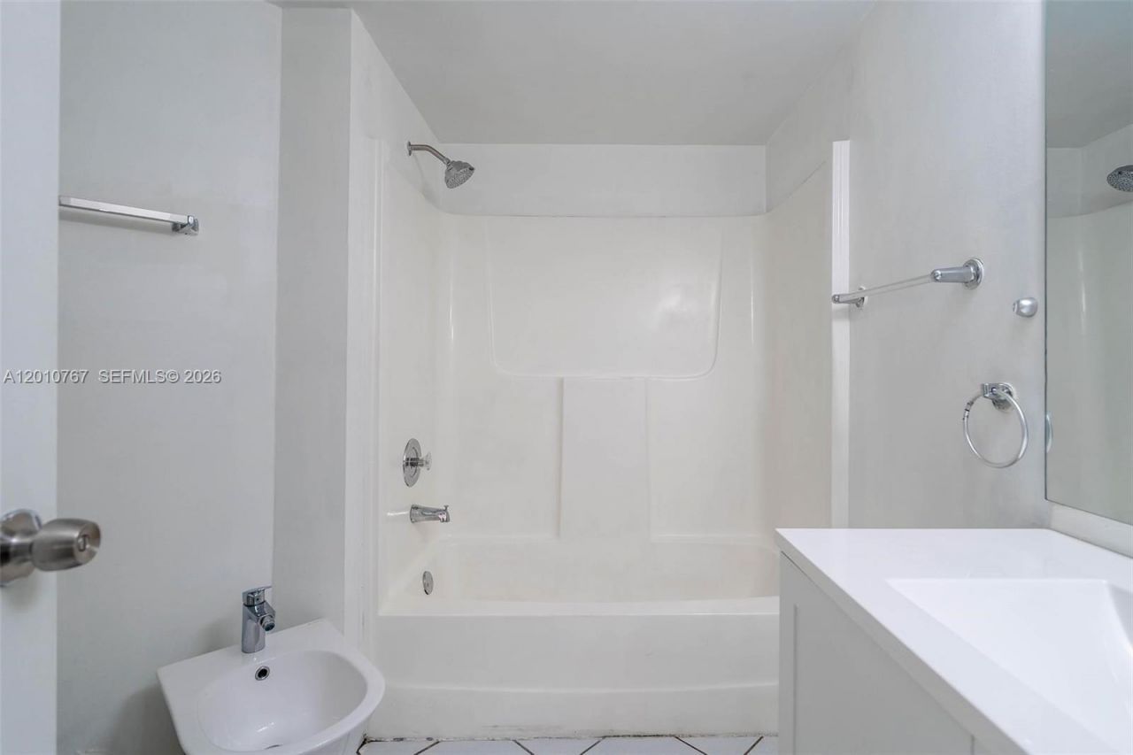 9431 Fontainebleau Blvd, Unit 112, Miami, FL 33172 Photo