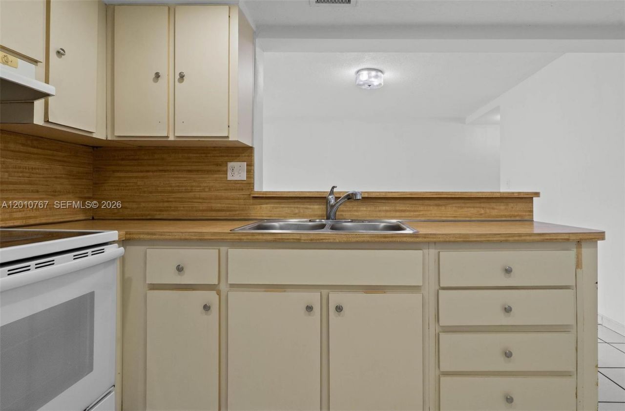 9431 Fontainebleau Blvd, Unit 112, Miami, FL 33172 Photo