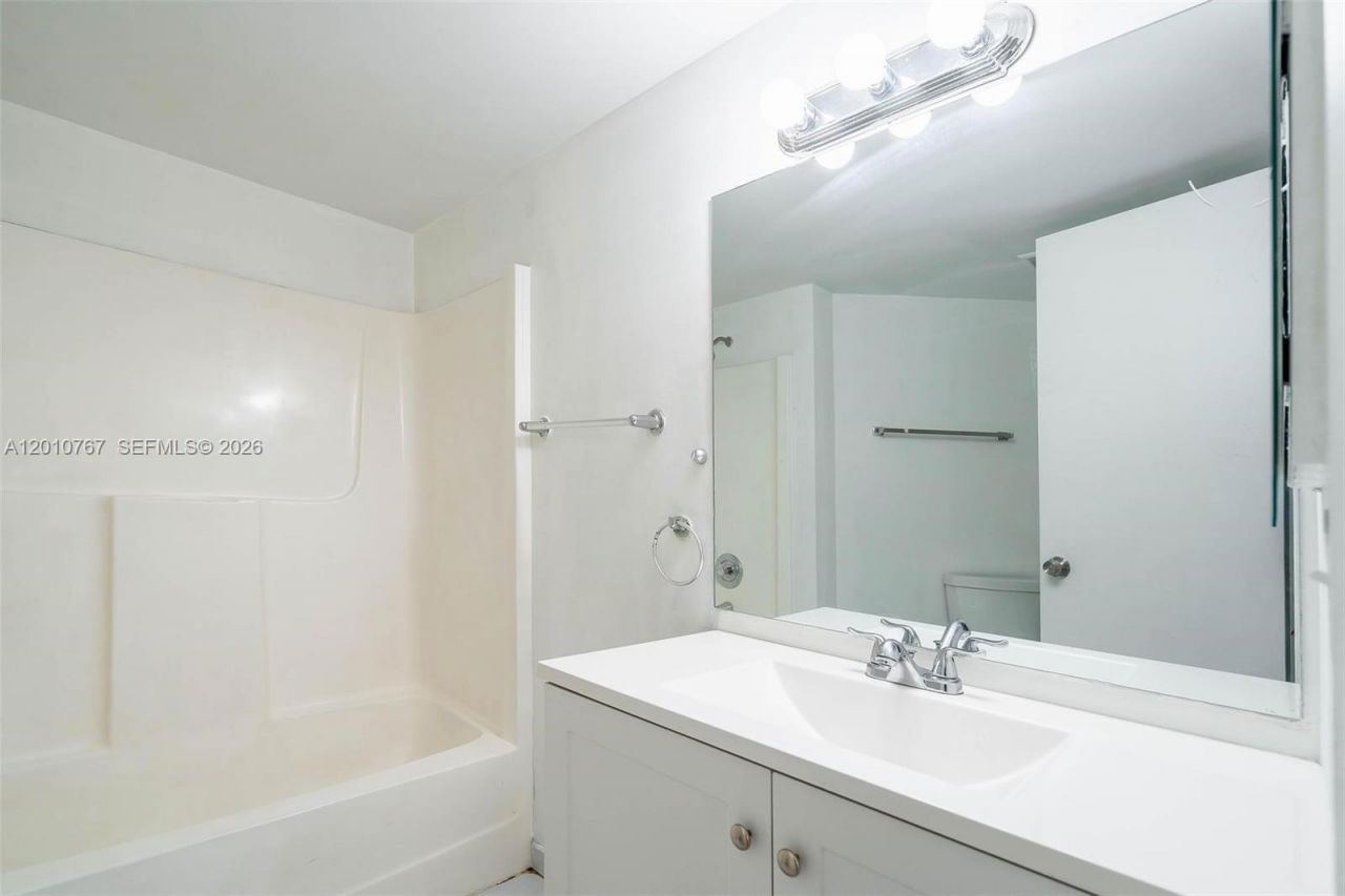 9431 Fontainebleau Blvd, Unit 112, Miami, FL 33172 Photo