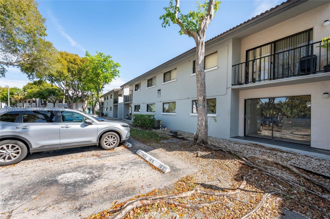 7095 NW 179th St , Unit 110, Hialeah, FL 33015 Photo