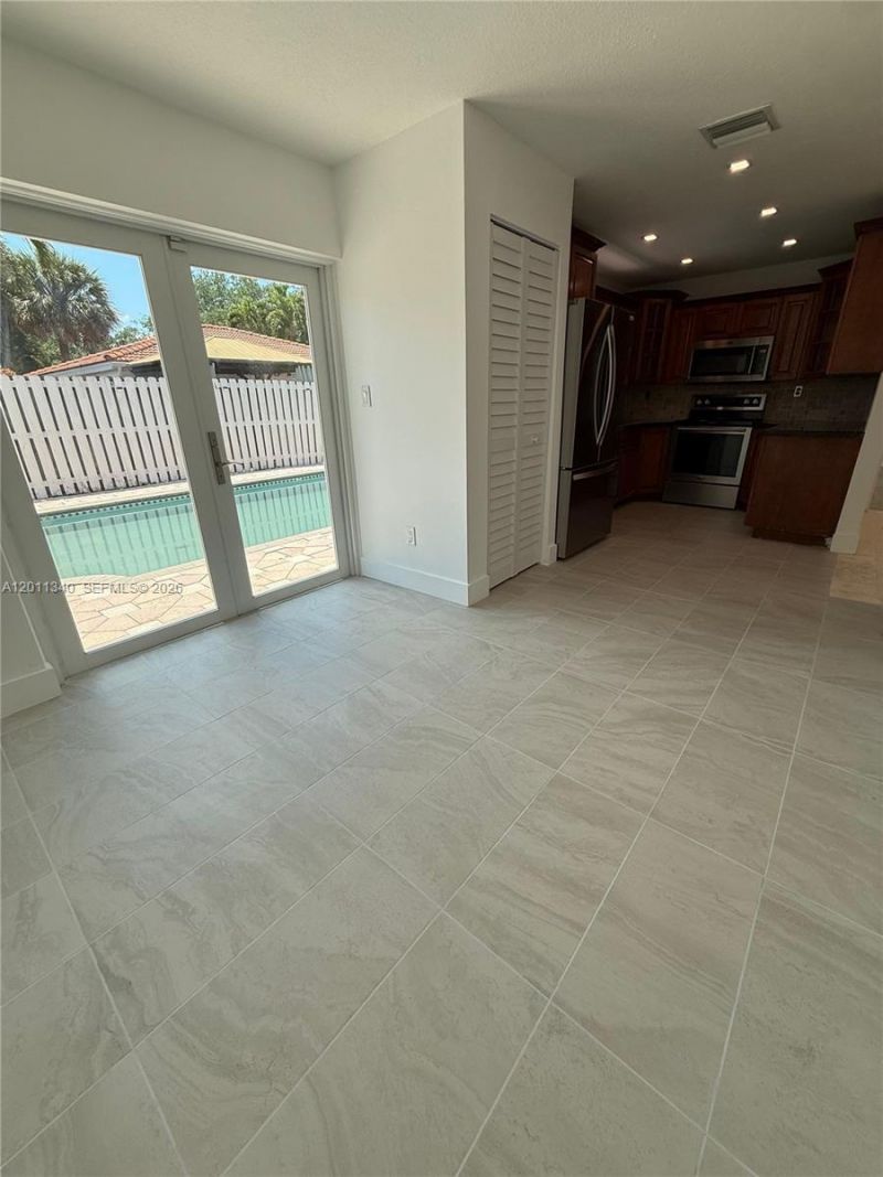 9130 NW 193rd St , Unit 9130, Hialeah, FL 33018 Photo