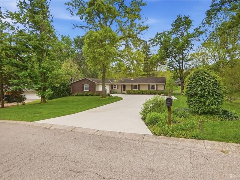 2193 Regent Park Drive, Bellbrook, OH 45305 Photo 2