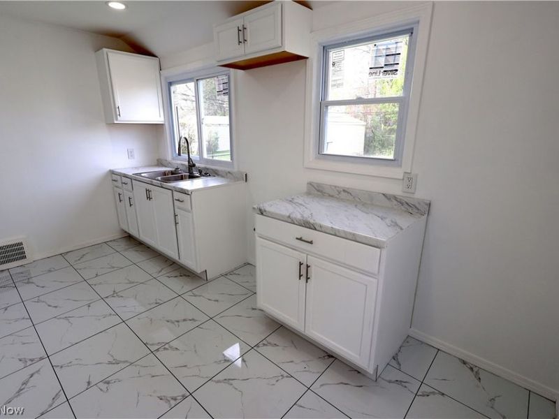 16405 Glendale Avenue, Cleveland, OH 44128 Photo 2
