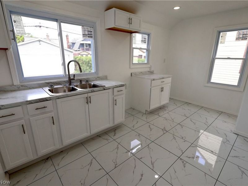 16405 Glendale Avenue, Cleveland, OH 44128 Photo 3