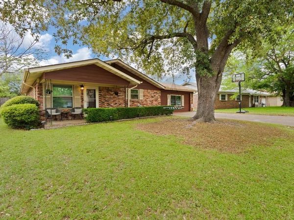 1212 Lynnwood Drive, Cleburne, TX 76033
