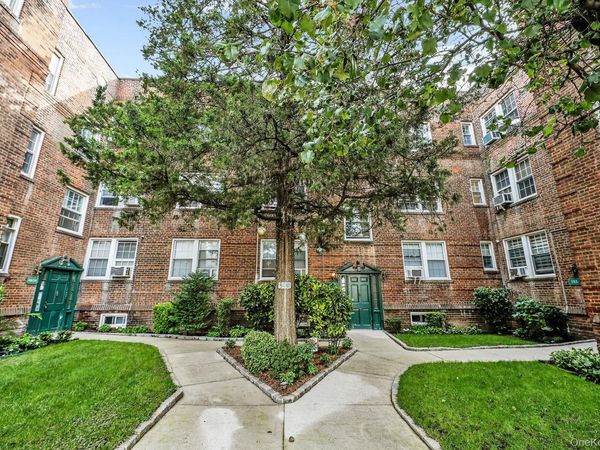 1 Ash place , Unit 3A, Great Neck Plaza, NY 11021