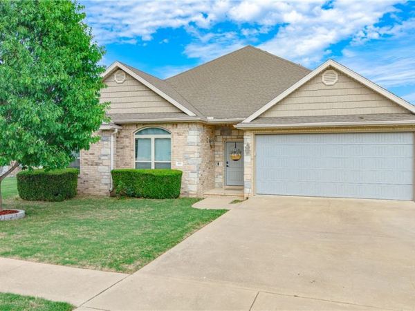 382 N Drewrys Bluff Drive, Fayetteville, AR 72704