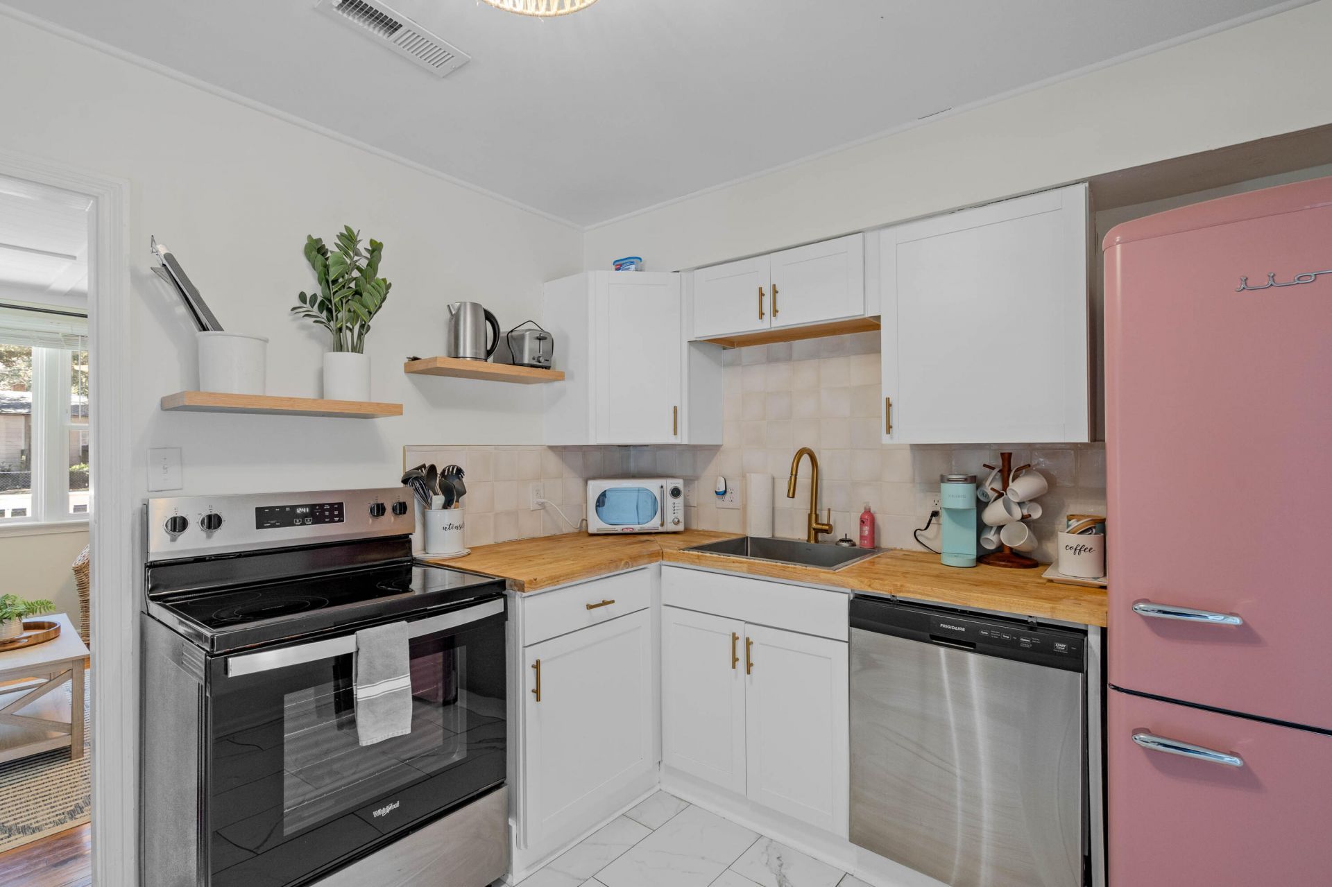 156 Williams Street Photo 11