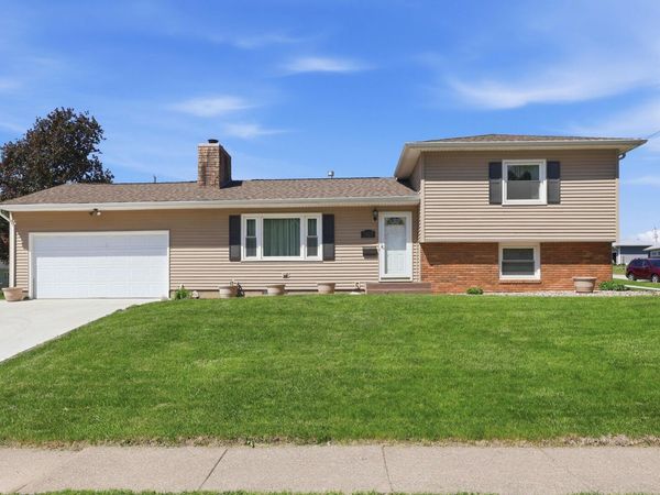3822 Wilkes Avenue , Davenport, IA 52806