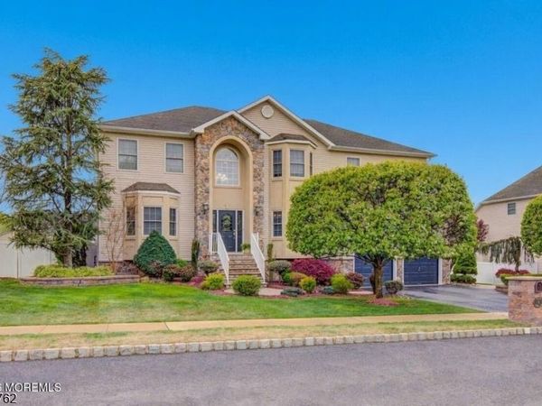 5 Selma Ln, Hazlet, NJ 07730