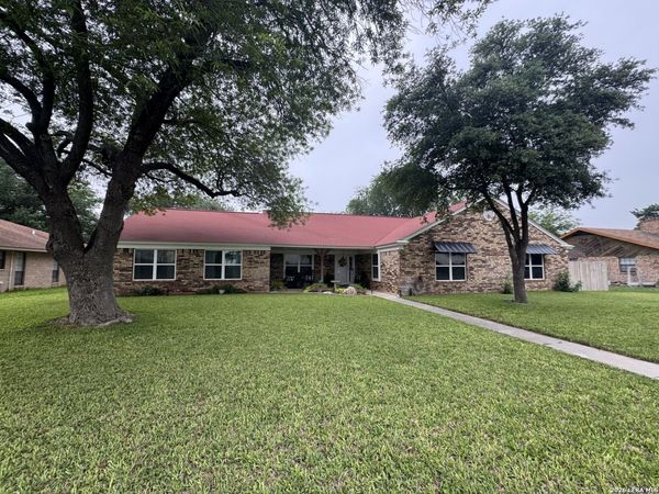 116 S BLUEBONNET DR, Uvalde, TX 78801