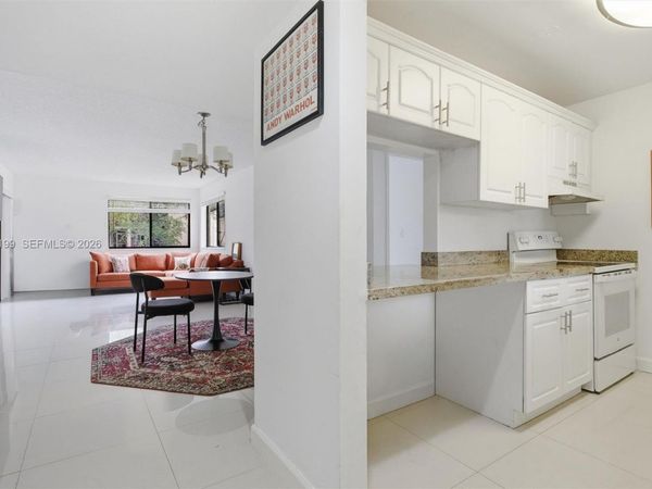 183 Lakeview Dr , Unit 102, Weston, FL 33326