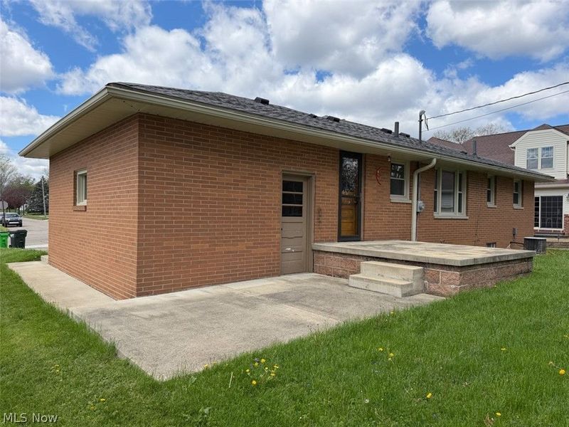 1290 Parkway Boulevard, Alliance, OH 44601 Photo 3