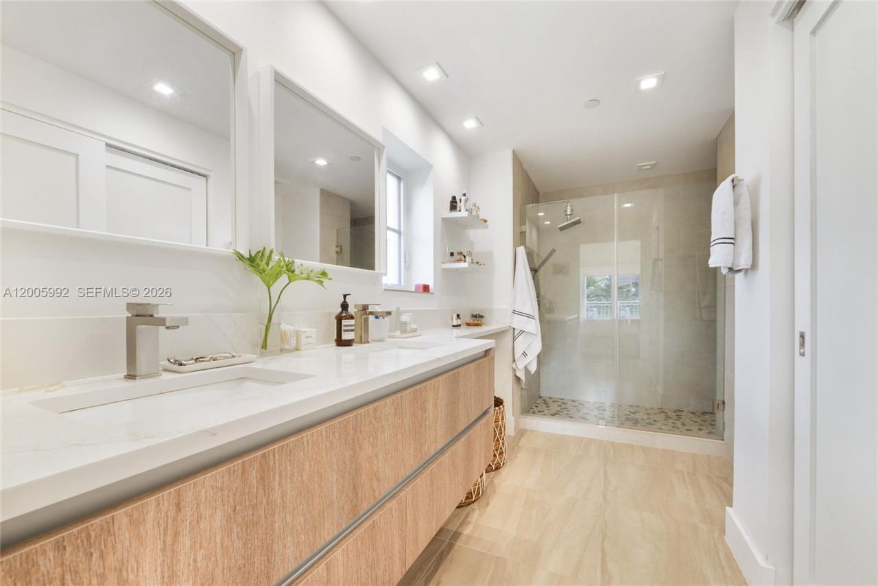 120 Salamanca Ave , Unit 3B, Coral Gables, FL 33134 Photo