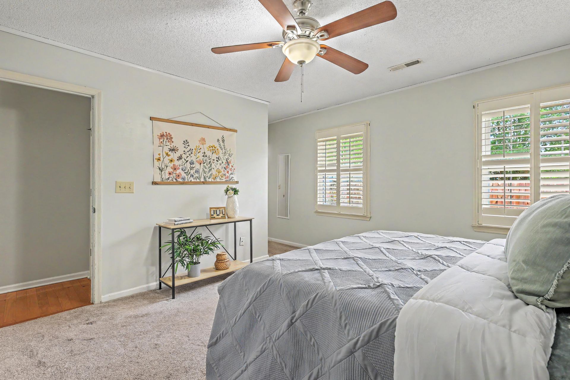 104 Kings Court Photo 15