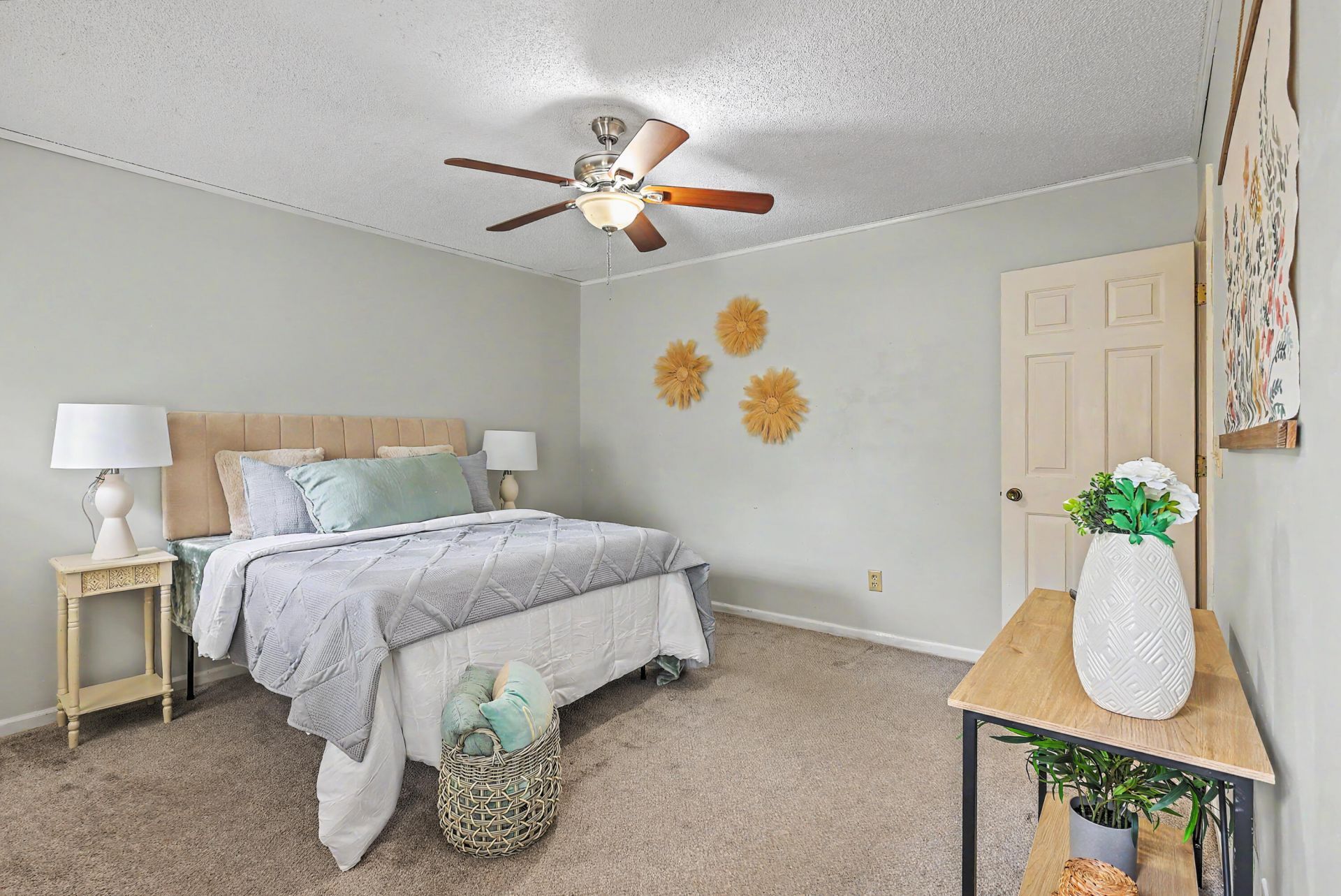 104 Kings Court Photo 16