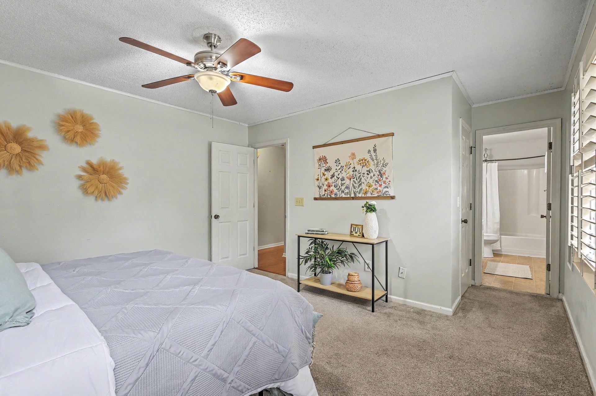 104 Kings Court Photo 17