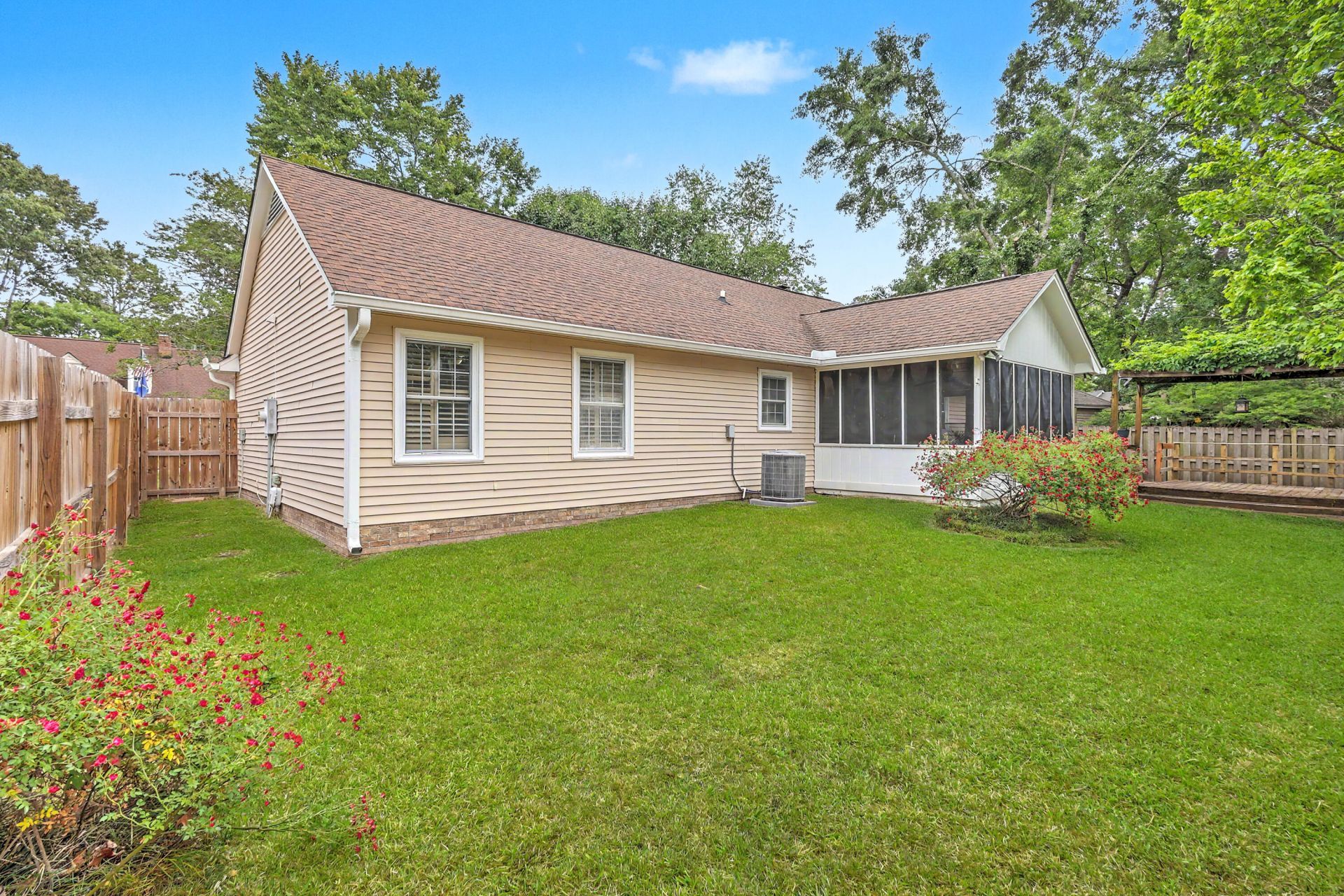 104 Kings Court Photo 31
