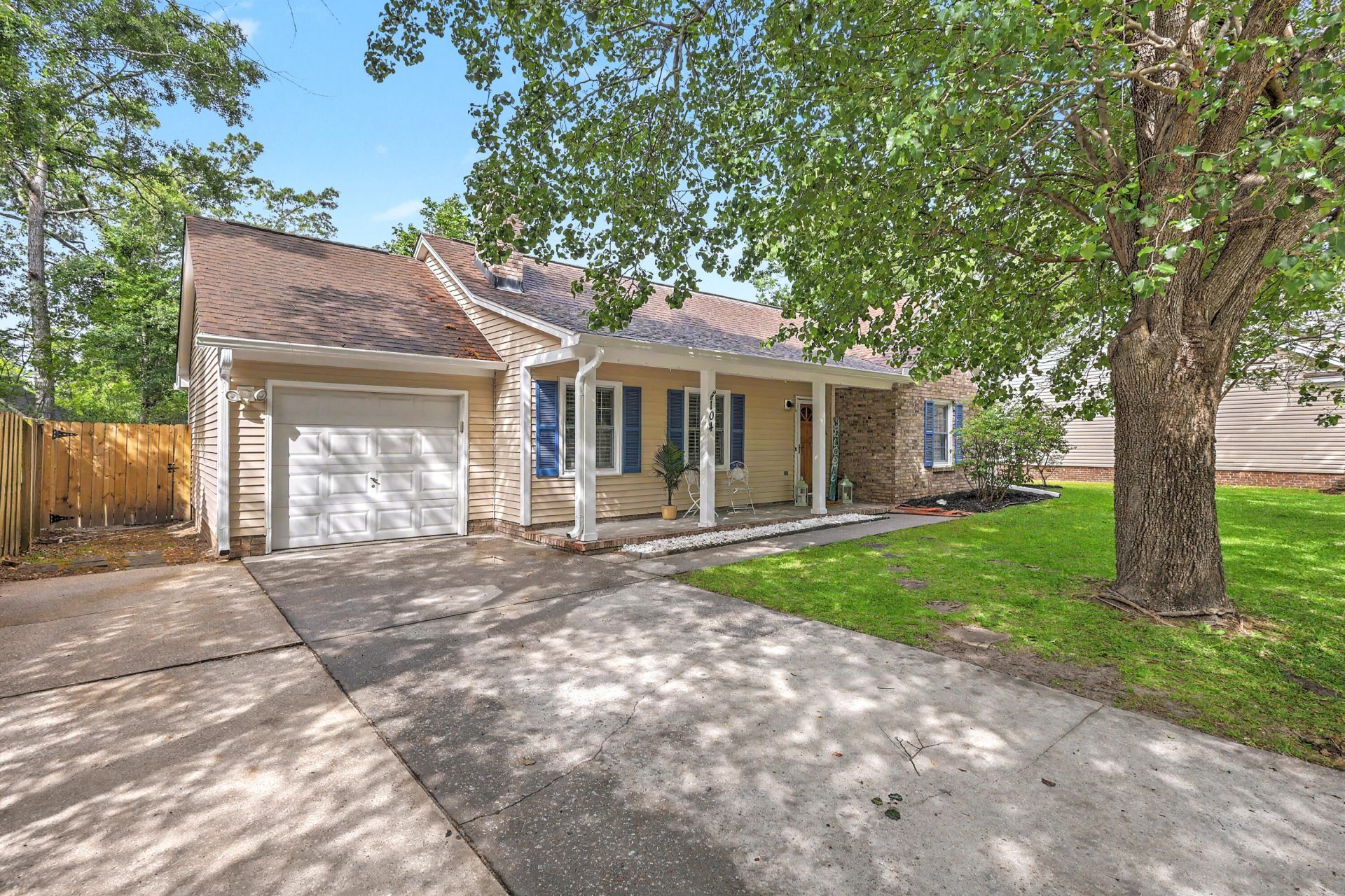 104 Kings Court Photo 32