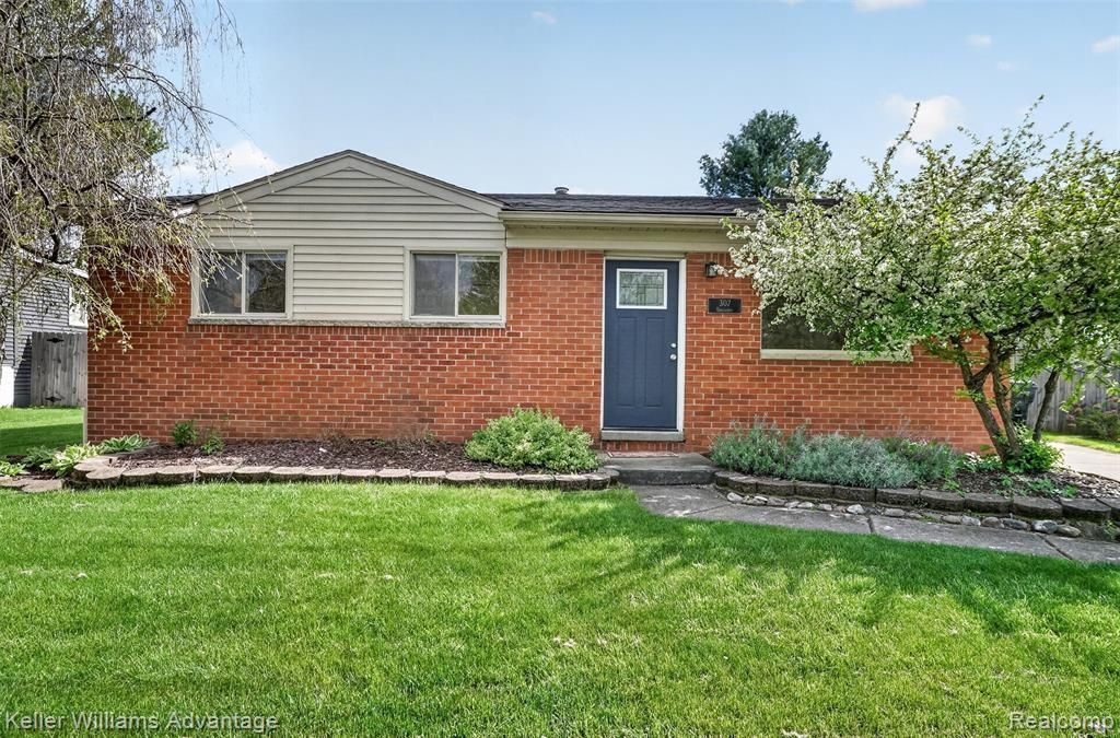 307 University Avenue, South Lyon, MI 48178 Main Photo