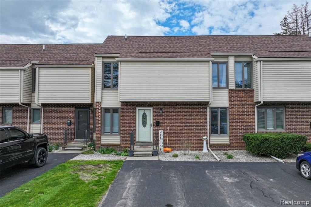 2201 Village West Drive S, Lapeer, MI 48446 Main Photo