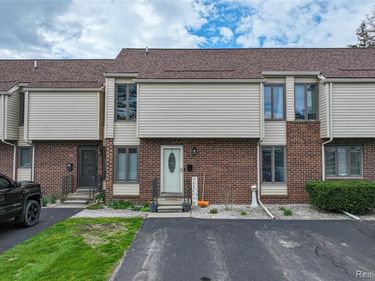 2201 Village West Drive S, Lapeer, MI 48446