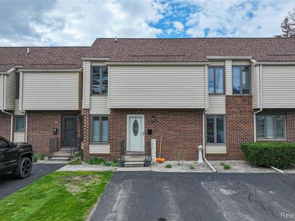 2201 Village West Drive S, Lapeer, MI 48446