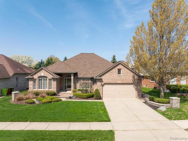 49213 Dunhill Drive, Macomb Twp, MI 48044