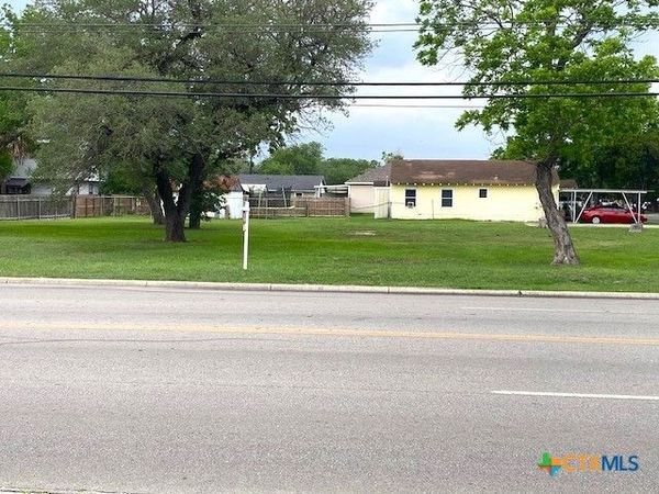 1008 E Red River Street , Victoria, TX 77901