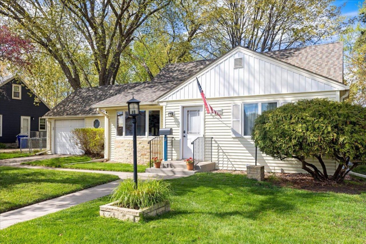 2099 Lacrosse Avenue Saint Paul, MN 55119
