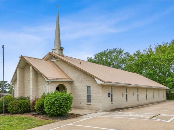 928 E Don Tyson Parkway, Springdale, AR 72764