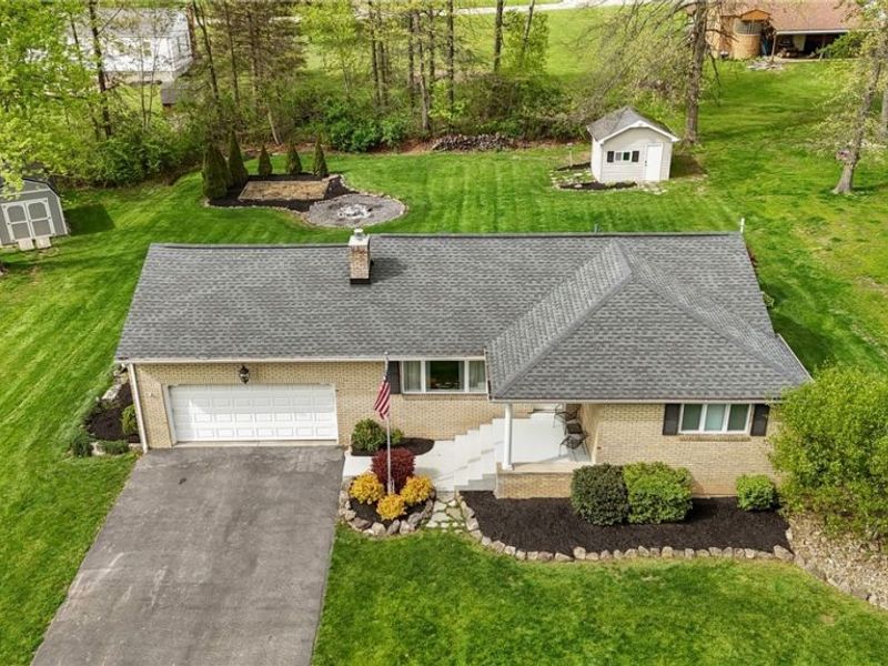 6987 White Oak Drive, Hubbard, OH 44425 Photo 2