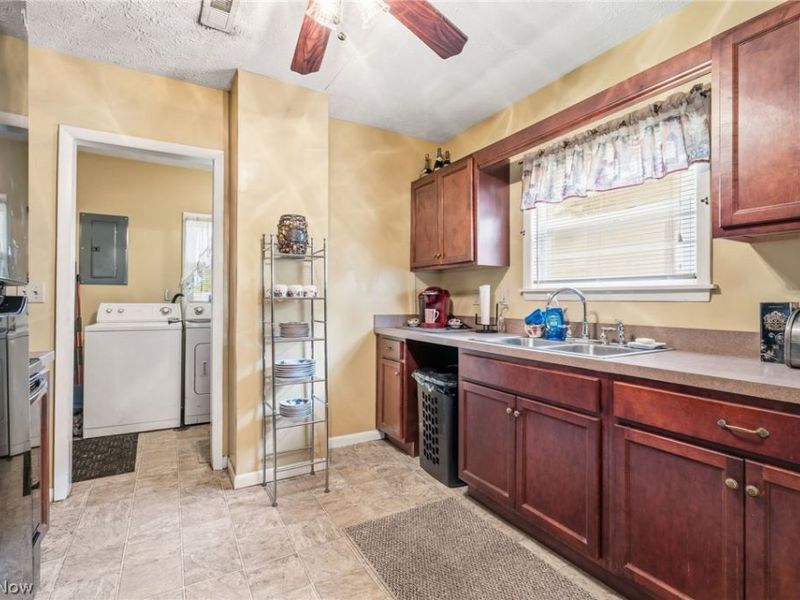 457 9th Street , Elyria, OH 44035 Photo 8