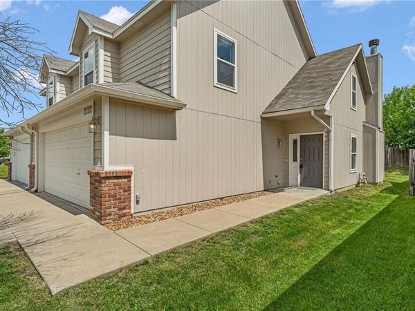 2752 Grand Circle, Lawrence, KS 66047