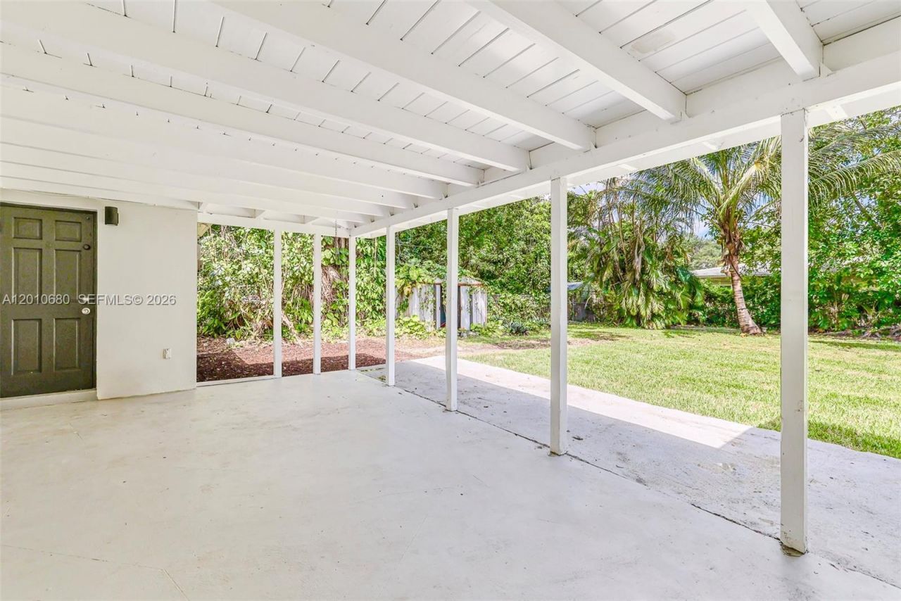 981 NE 152nd St, Miami, FL 33162 Photo