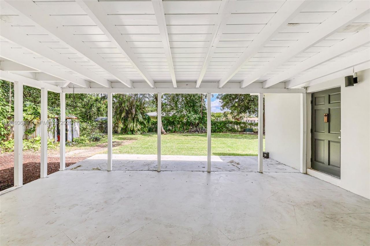 981 NE 152nd St, Miami, FL 33162 Photo