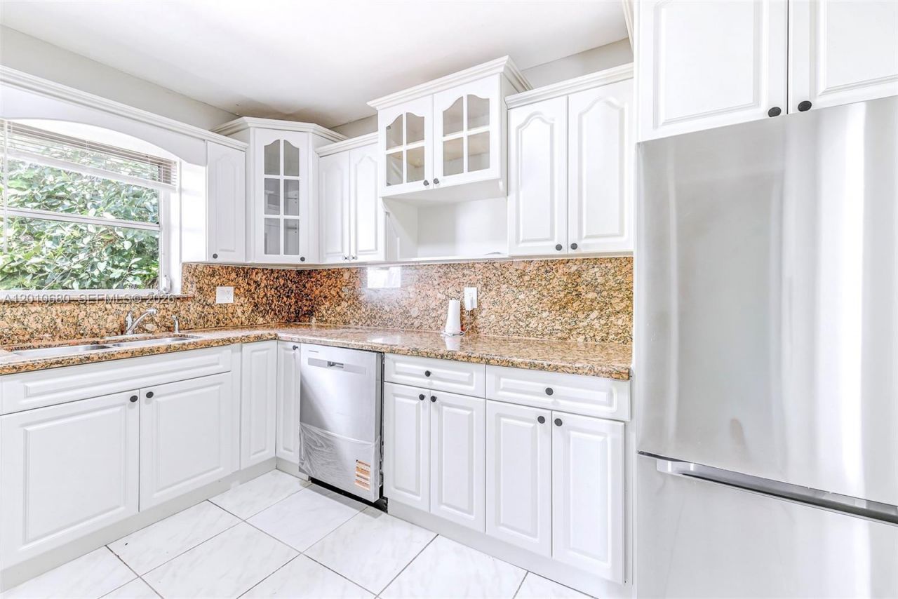 981 NE 152nd St, Miami, FL 33162 Photo