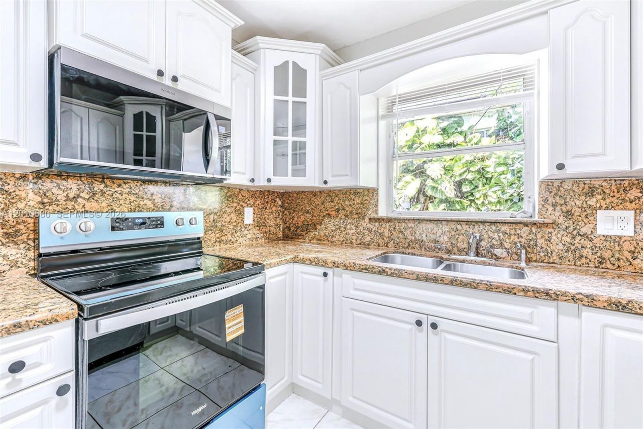981 NE 152nd St, Miami, FL 33162 Photo