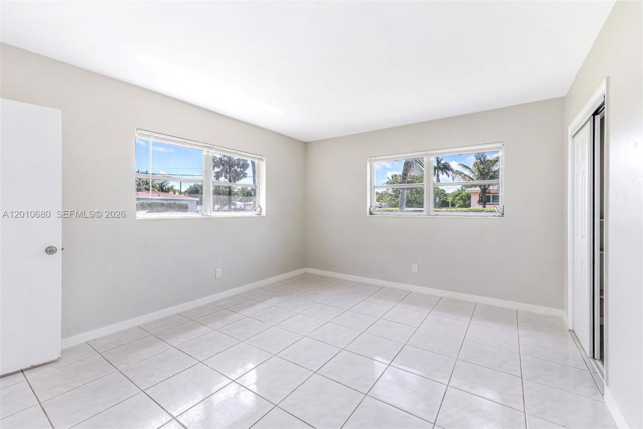 981 NE 152nd St, Miami, FL 33162 Photo
