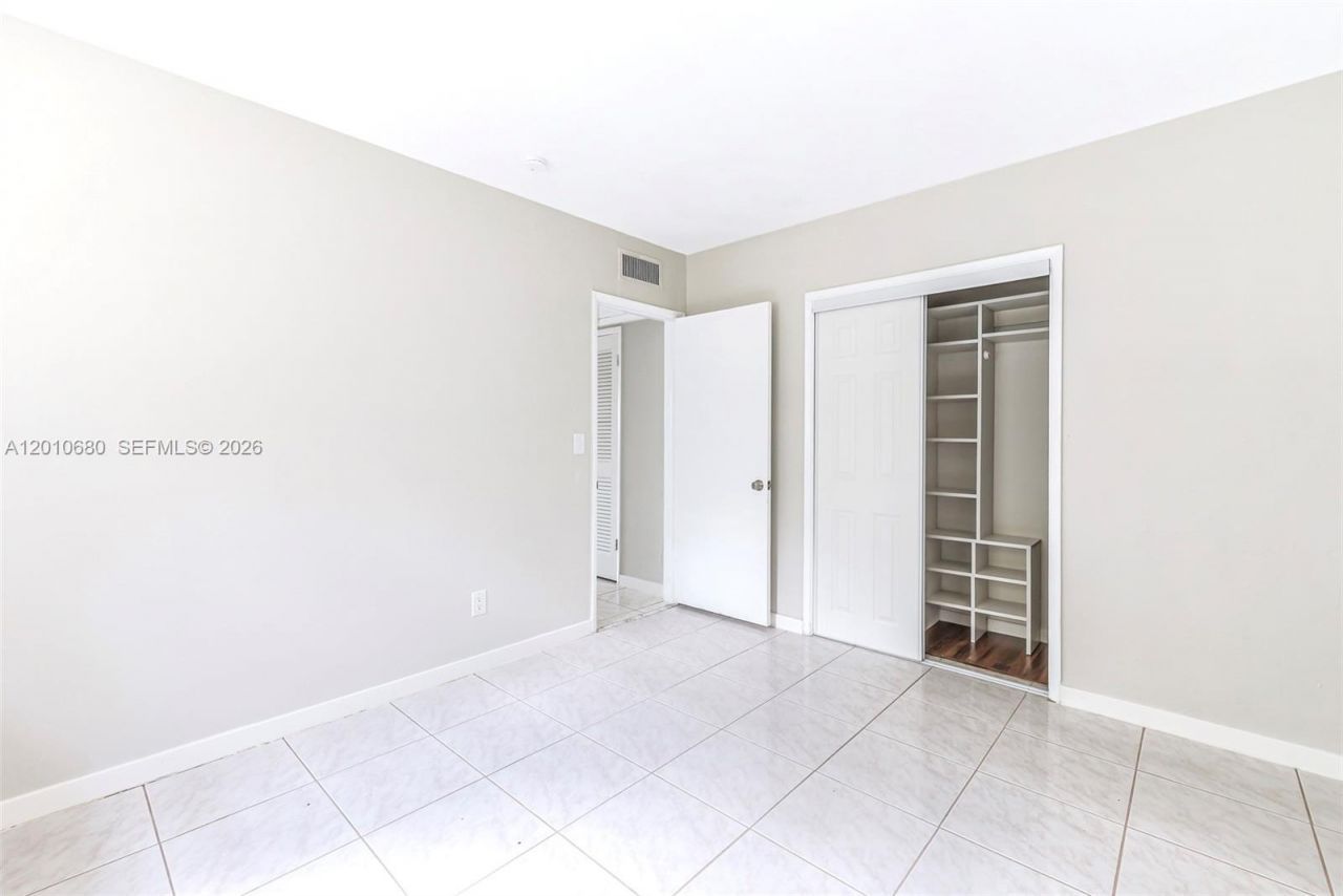 981 NE 152nd St, Miami, FL 33162 Photo