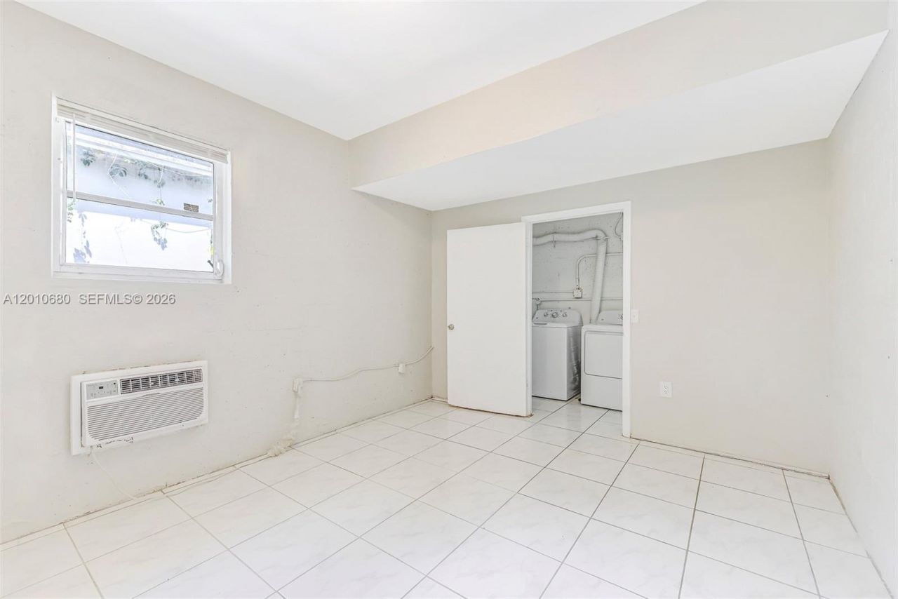 981 NE 152nd St, Miami, FL 33162 Photo
