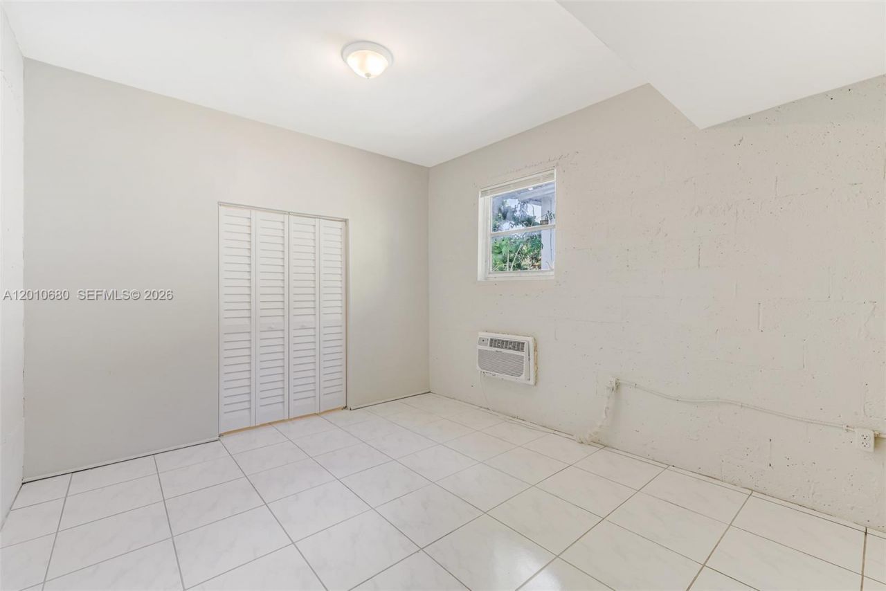 981 NE 152nd St, Miami, FL 33162 Photo