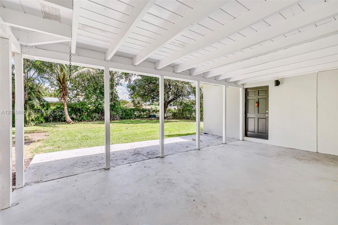 981 NE 152nd St, Miami, FL 33162 Photo