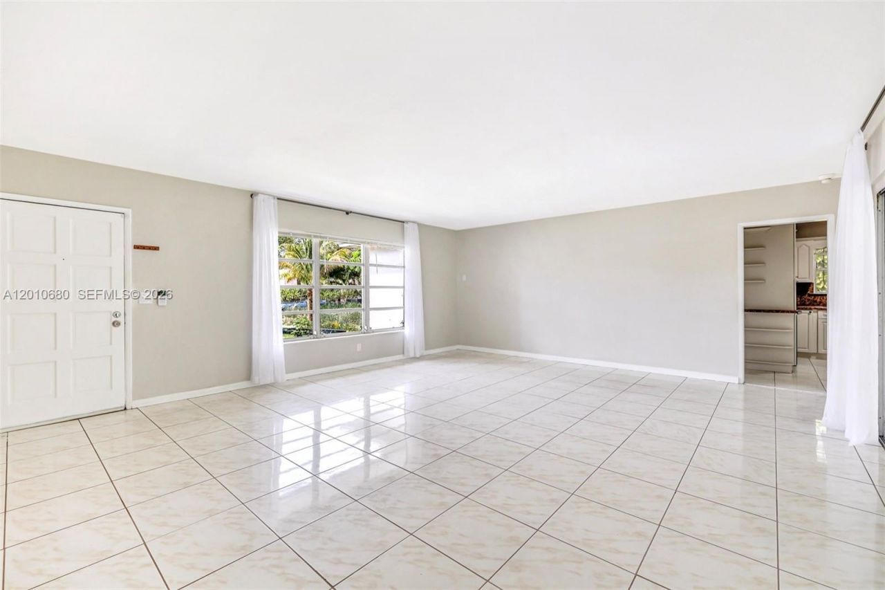 981 NE 152nd St, Miami, FL 33162 Photo
