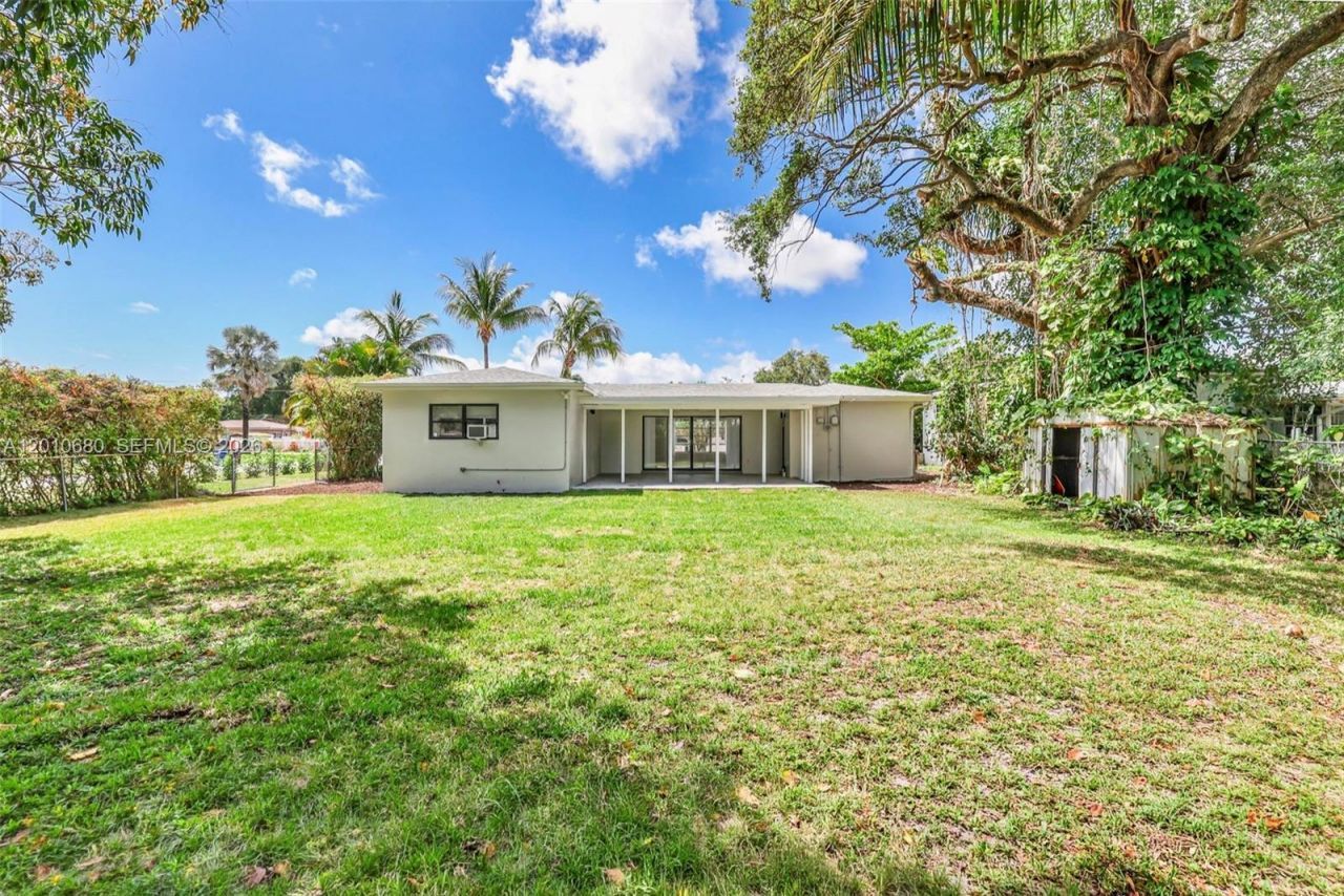 981 NE 152nd St, Miami, FL 33162 Photo