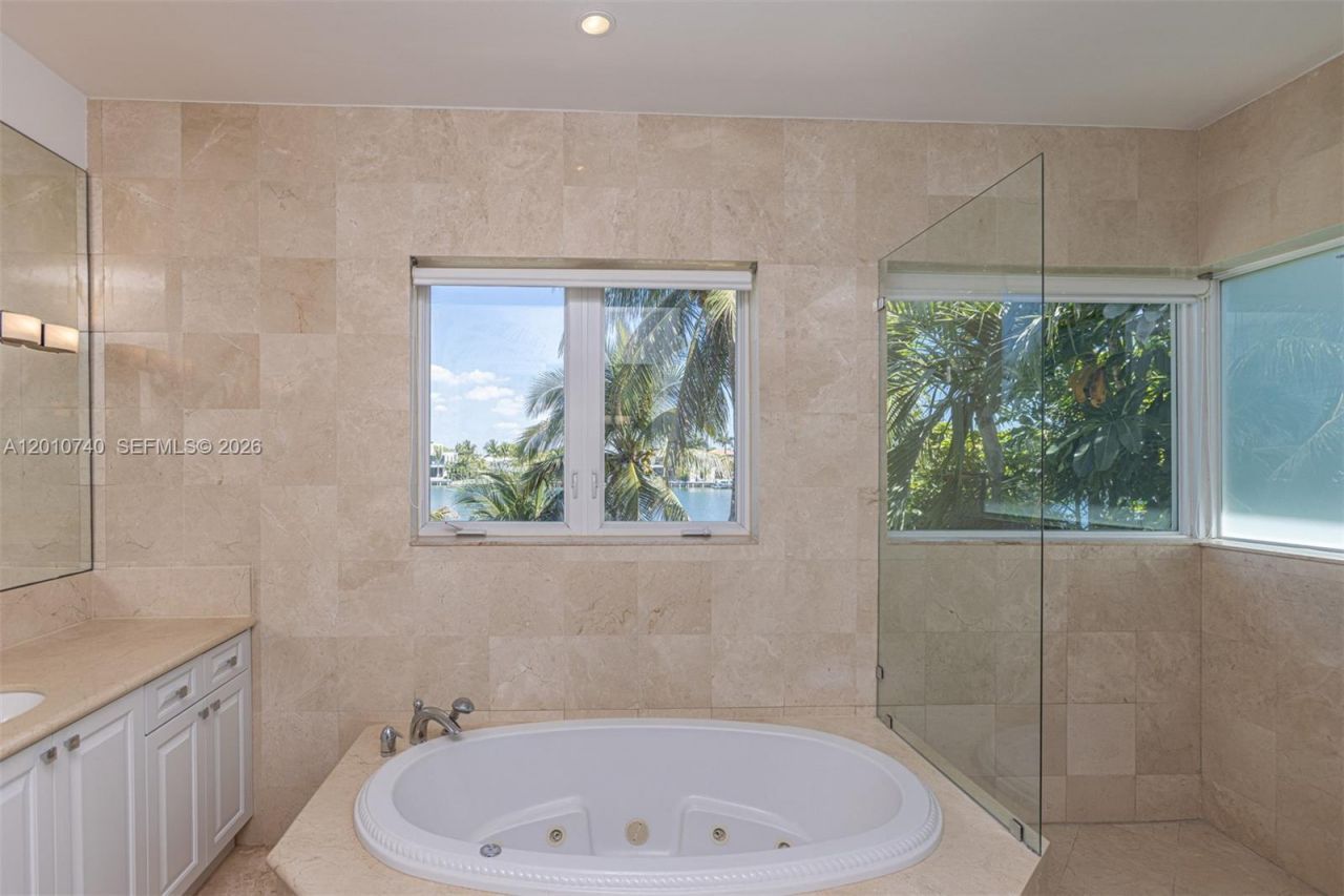 425 N Shore Dr , Miami Beach, FL 33141 Photo