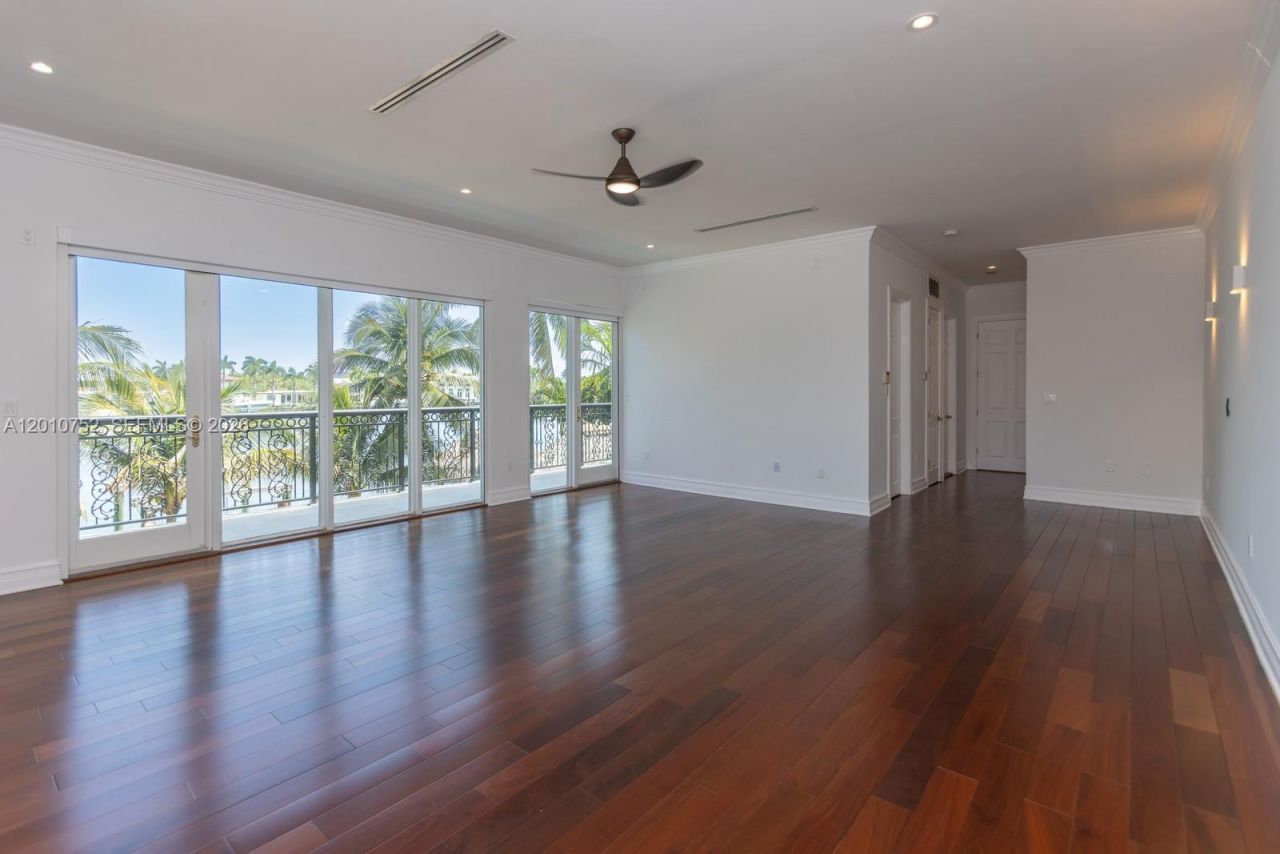 425 N Shore Dr , Miami Beach, FL 33141 Photo