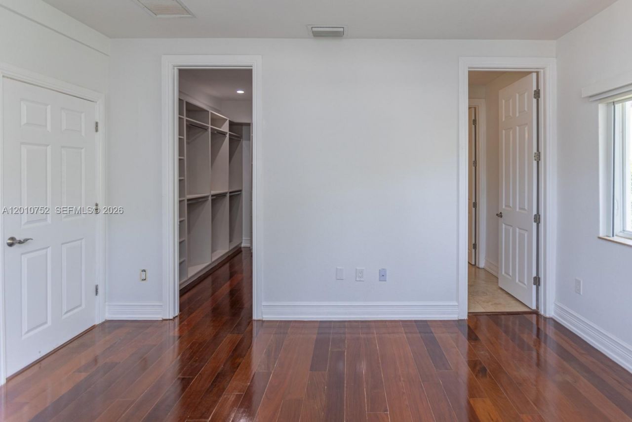 425 N Shore Dr , Miami Beach, FL 33141 Photo