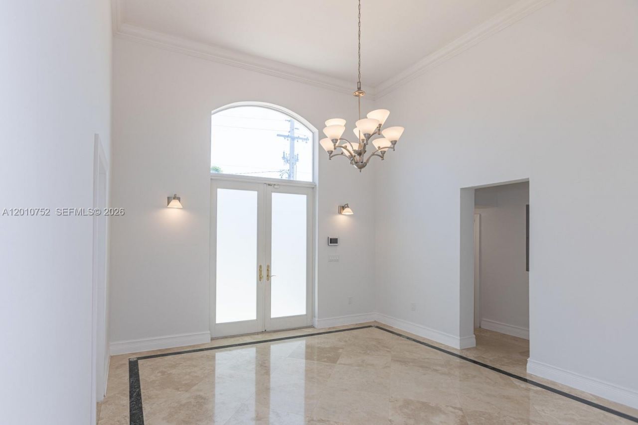 425 N Shore Dr , Miami Beach, FL 33141 Photo