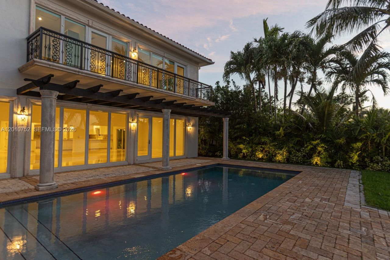 425 N Shore Dr , Miami Beach, FL 33141 Photo